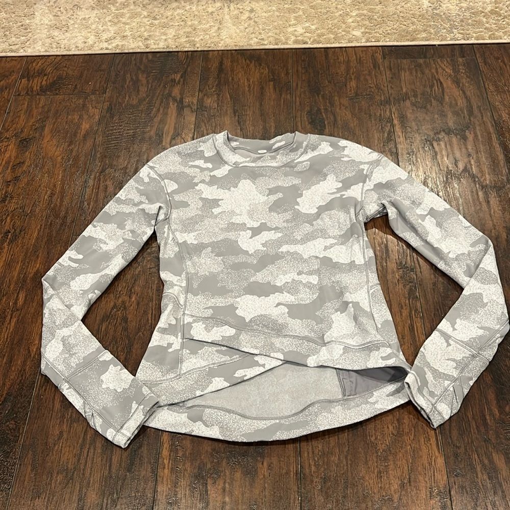 LULULEMON CLOSE‎ TO CROSSING LONG SLEEVE SHIRT 6 CAMO JACQUARD GRAY PULLOVER EUC